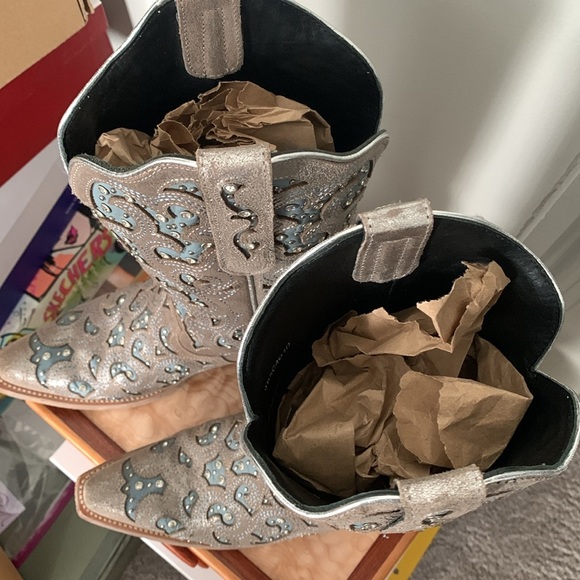 Women's cowboy boots size 8. Worn only a few times in excellent condition. - Picture 4 of 4